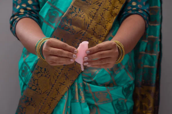 Een Indiase Vrouw Met Herbruikbare Silicium Menstrualcup Met Verschillende Soorten — Stockfoto
