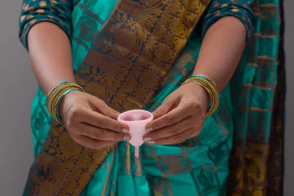 Indyjska Kobieta Posiada Wielokrotnego Użytku Krzemu Menstrualcup Pokazuje Różne Rodzaje — Zdjęcie stockowe