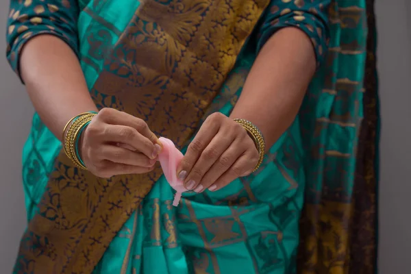 Egy Indiai Kezében Újrahasznosítható Szilícium Menstrualcup Bemutatja Különböző Típusú Összecsukható — Stock Fotó