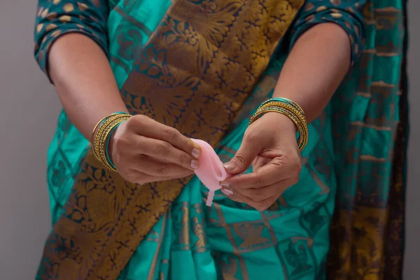 Uma Mulher Indiana Segurando Menstrualcup Silício Reutilizável Mostrando Diferentes Tipos — Fotografia de Stock