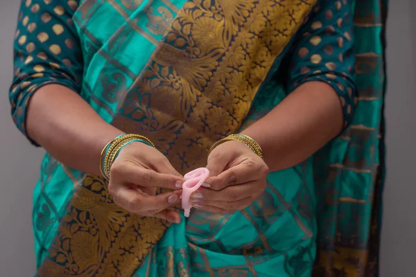 Egy Indiai Kezében Újrahasznosítható Szilícium Menstrualcup Bemutatja Különböző Típusú Összecsukható — Stock Fotó