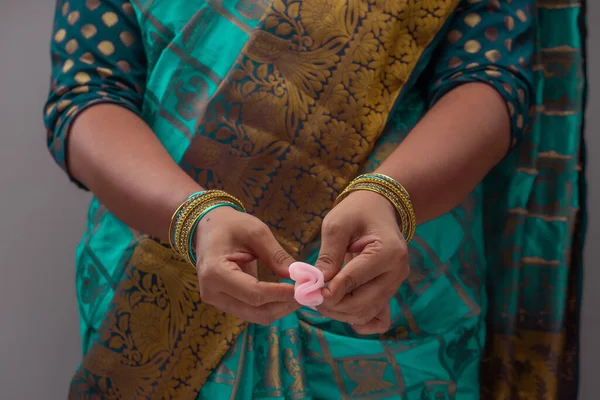 Een Indiase Vrouw Met Herbruikbare Silicium Menstrualcup Het Tonen Van — Stockfoto