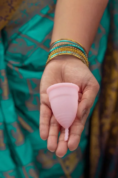 Egy Indiai Kezében Újrahasznosítható Szilícium Menstrualcup Bemutatja Különböző Típusú Összecsukható — Stock Fotó