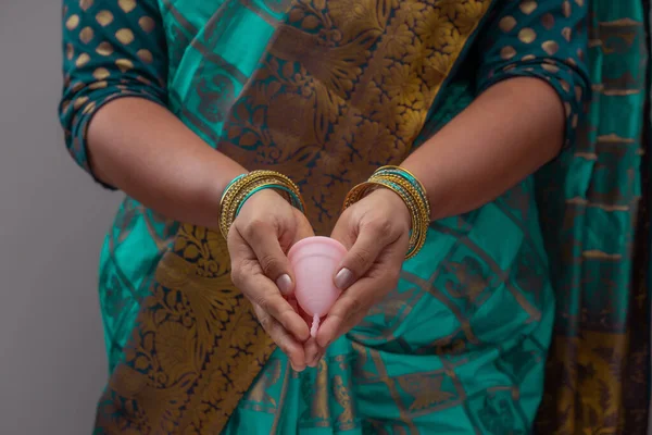 Indyjska Kobieta Trzymająca Krzemowy Kubek Menstruacyjny Wielokrotnego Użytku Wykazująca Różne — Zdjęcie stockowe