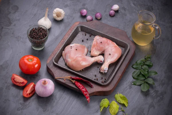 Gri desenli arka planı olan cızırtılı bir cızırtıda dizilmiş taze derisiz tavuk bacakları.. 