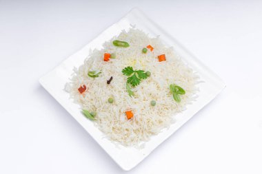 Sebze Pulav veya Pulao, basmathi pilavı, sebze ve Hint baharatlarıyla yapılır. Beyaz arkaplan ya da deseni olan kare beyaz bir tablo eşyasına yerleştirildi