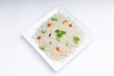 Sebze Pulav veya Pulao, basmathi pilavı, sebze ve Hint baharatlarıyla yapılır. Beyaz arkaplan ya da deseni olan kare beyaz bir tablo eşyasına yerleştirildi