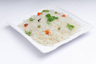 Sebze Pulav veya Pulao, basmathi pilavı, sebze ve Hint baharatlarıyla yapılır. Beyaz arkaplan ya da deseni olan kare beyaz bir tablo eşyasına yerleştirildi