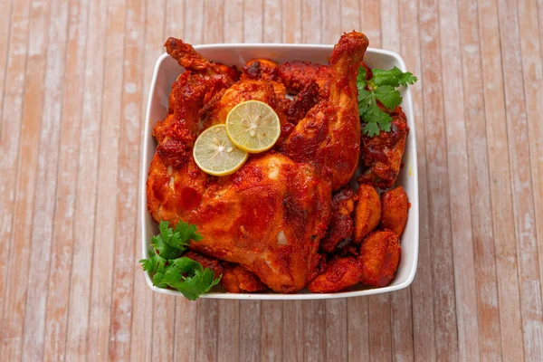 Vista Dall Alto Pollo Tandoori Isolato Guarnito Con Foglia Coriandolo — Foto Stock