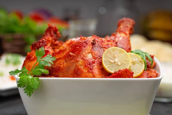 Tandoori Huhn Garniert Mit Zitronen Und Korianderblatt Quadratischer Weißer Schüssel — Stockfoto