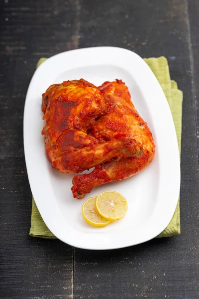 Gebratene Hähnchenkeule Oder Schlagzeug Stockbraten Würzige Indische Hühnerbrust Mit Schwarzem — Stockfoto