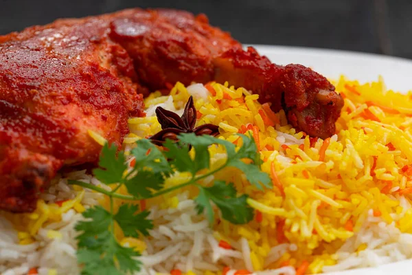 Siyah arkaplan ya da desenli meze olarak tavuk biryani ya da basmathi pilavlı Tandır tavuğu ve raita ya da raitha, seçici odak noktası.
