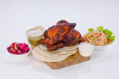 Shawai tavuğu, beyaz arka planda kubular ve mezeler olan ahşap bir üste dizilmiş..