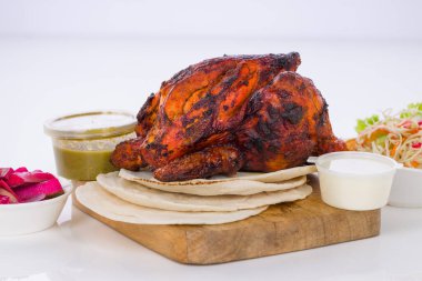 Shawai tavuğu, beyaz arka planda kubular ve mezeler olan ahşap bir üste dizilmiş..