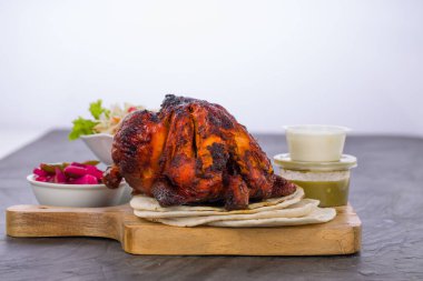 Shawai tavuğu, kubular ve gri arka planda mezeler olan ahşap bir üste ayarlandı..