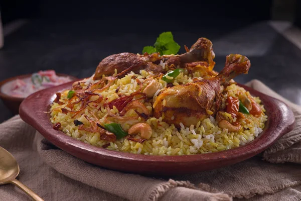 Pollo Dhum Biriyani Con Riso Jeera Spezie Disposti Terracotta Con — Foto Stock