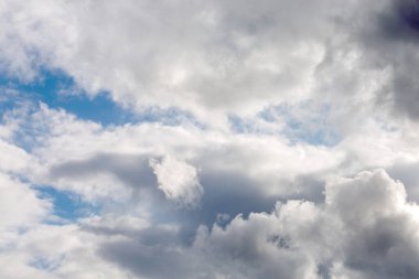 Letonya gökyüzü baharda bir fırtına bekliyor