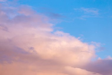 Letonya gökyüzü ilkbaharda gün batımında