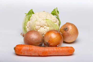Beyaz arka planda sebzeler, havuçlar.
