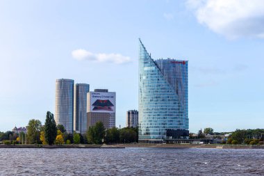 Riga 'nın Daugava nehri üzerindeki görüntüsü,