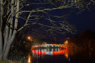 Letonya, Ogre nehri üzerindeki aydınlık köprü