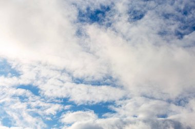 Mavi Gökyüzü ve Bulutlar