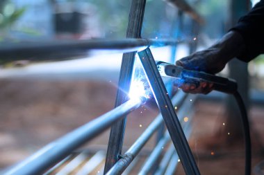 Eldivensiz kaynak çeliği. Argon-ark kaynaklı kaynaklar. Seçici odaklanma ve tonlu görüntü. Boş kopyalama alanı