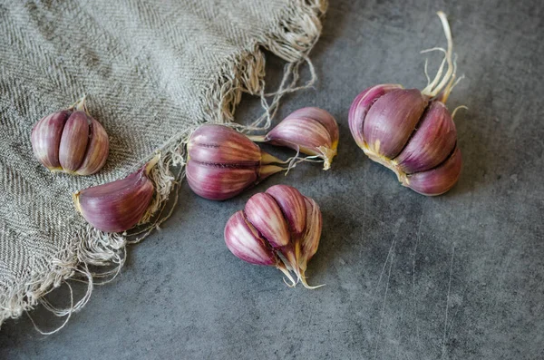 Beyaz arkaplanda sarımsak izole edilmiş.