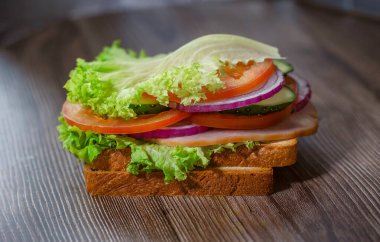            Çevre dostu ürünlerden besleyici sandviç kullanıma hazır ve satılmaya hazır