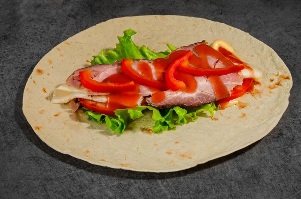 Legaws 'da leziz ve kullanışlı sandviç, et ve yeşil salata.