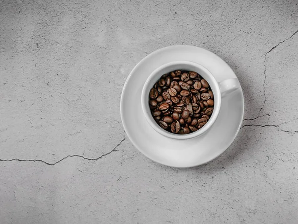 Tarafsız bir arka planda sıcak içecekler için beyaz bardak ve çay tabağı.