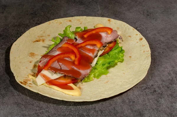 Jambonlu sandviç ve taze sebzeler.