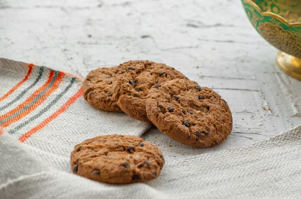 Tarafsız bir zeminde yulaflı kurabiye. Faydalı ve lezzetli yemekler.
