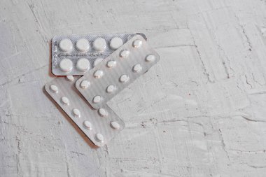 Solunum maskesi, mavi zemin üzerinde el ve tablet antibakteriyel kullanımı.