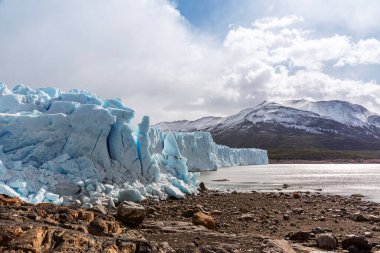 Perito Moreno buzulunun manzarası. Arjantin 'in Lago plajından. Patagonya.