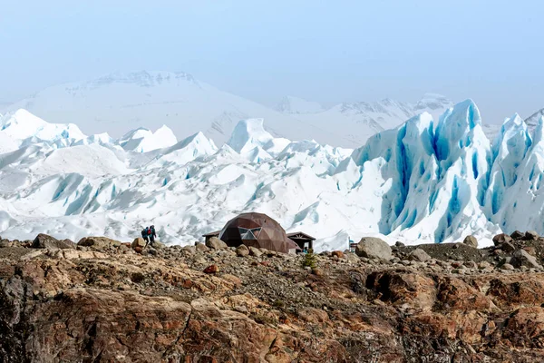 Dağcılar, Perito Moreno Buzulu 'nun yamacındaki kampa vardılar.