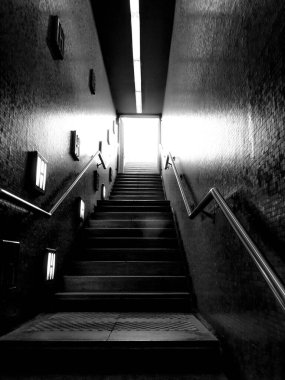 Buenos Aires 'teki metro istasyonunun çıkışındaki merdiven.