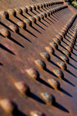 Paslı ve terk edilmiş demiryolu köprüsündeki çelik perçinler