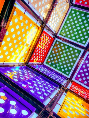 Güneş ışığının içinden geçtiği delikleri olan renkli metal plakalar.