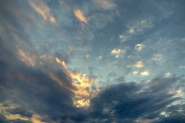 cielo tormentoso, nubes y rayos de sol al atardecer