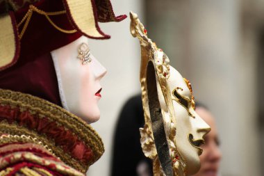 Venedik karnavalında maskeler, öpücükler, renkler ve tüyler