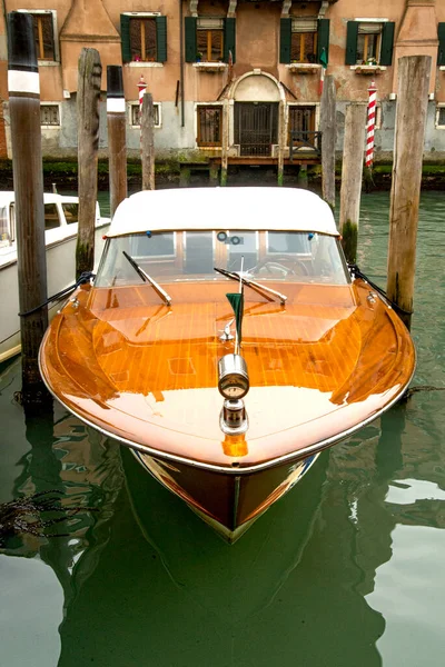 Hermoso Viejo Barco Motor Madera Brillante Estacionado Los Canales Venecia — Foto de Stock