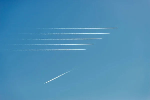 イタリアの空にある5機の航空機のコンコース — ストック写真