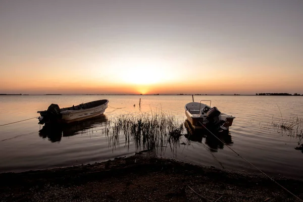 Chascomus gölünün kıyısında tekneler