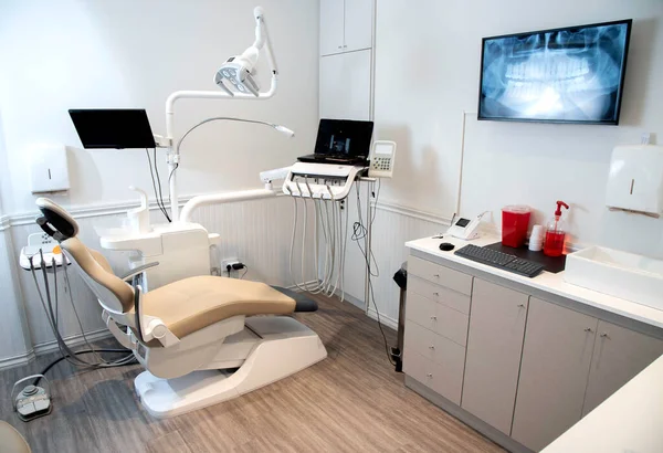 Modern diş muayenehanesi doktor tarafından kullanılmaya hazır.