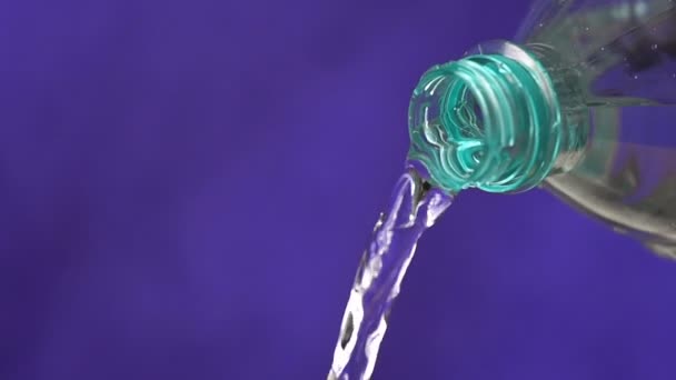 Замедленная подача воды из бутылки — стоковое видео