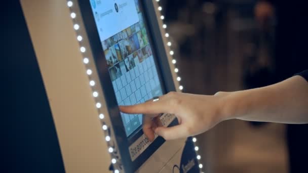 Moskou, Rusland - 21 februari 2016: Hand meisje uitzicht beelden op een grote touch-display. De aanraking van uw vingertoppen aan het ontwerp van de toekomst. Sluit binnenshuis. Innovatieve ruimte in een kantoor — Stockvideo