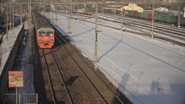 MOSCÚ, RUSIA - 27 DE FEBRERO DE 2016: Plataforma de la estación de tren Pererva — Vídeos de Stock