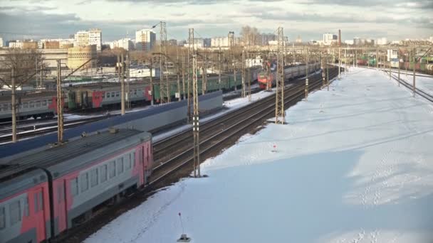 Moskou, Rusland - 27 februari 2016: Railway station treinplatform Pererva — Stockvideo