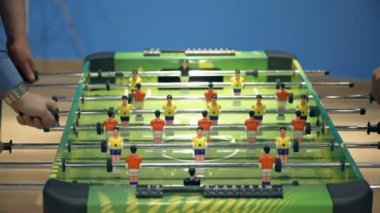 Tablo futbol. Masa futbolu oynayan insanlar